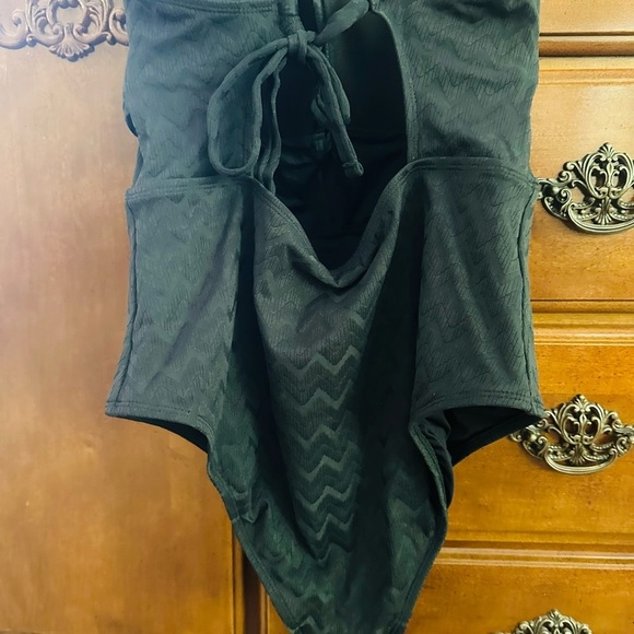 Elegant Black Dress - Picture 3 of 8